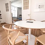Apartment Modern Design Im Klassischem Altbau