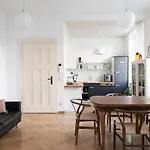 Apartment Modern Design Im Klassischem Altbau