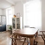 Modern Design Im Klassischem Altbau Apartment