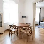 Apartment Modern Design Im Klassischem Altbau