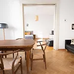 Apartment Modern Design Im Klassischem Altbau *